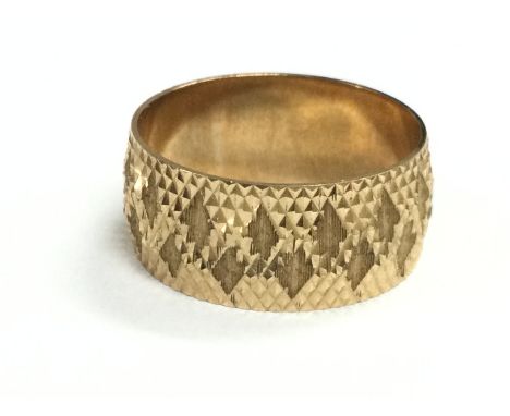 A 9ct gold wedding ring , 3.2g. Size M Postage cat A
