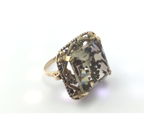 9ct gold quartz ring. Size L and 11.62g