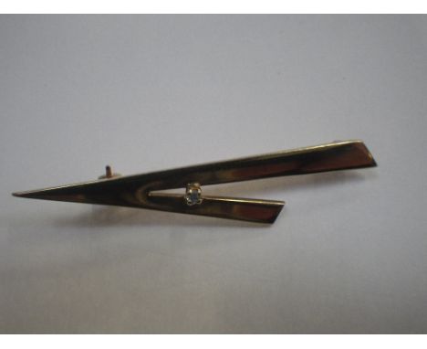 A 9CT GOLD ARROW BROOCH, set with a single diamond, approx. 3.1gram, including the diamond