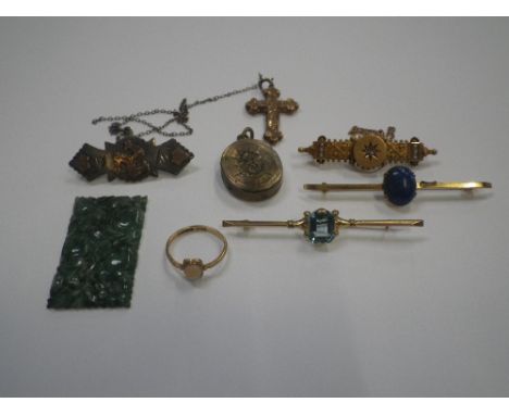 A SMALL COLLECTION OF JEWELLERY, comprising an 18ct gold opal set ring, 9ct gold and aquamarine style set brooch, carved jade