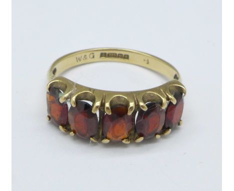 A 9ct gold and garnet ring, 2.5g, K