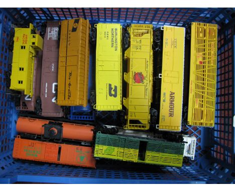 Seventeen Items Bachmann 'HO Gauge USA and Canadian Rolling Stock, unboxed, tankers, box vans, hopper, caboose's for Union Pa