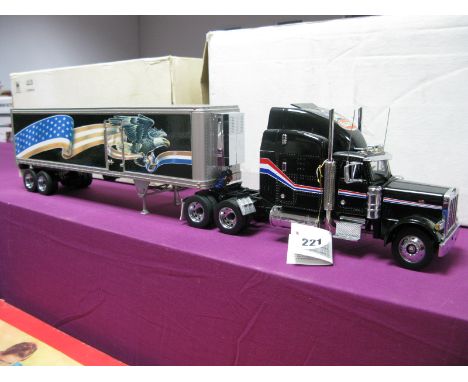 A Franklin Mint 1:32nd Scale Diecast Model Peterbilt Model 379, accompanied by 1:32nd scale 'The Ultimate Big Rig Trailer' (e
