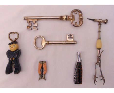 A quantity of vintage and novelty corkscrews and tongs (6)