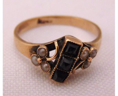 9ct gold, garnet and seed pearl ring, approx total weight 2.0g