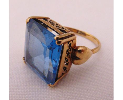 9ct yellow gold and blue stone ring, approx total weight 10.4g