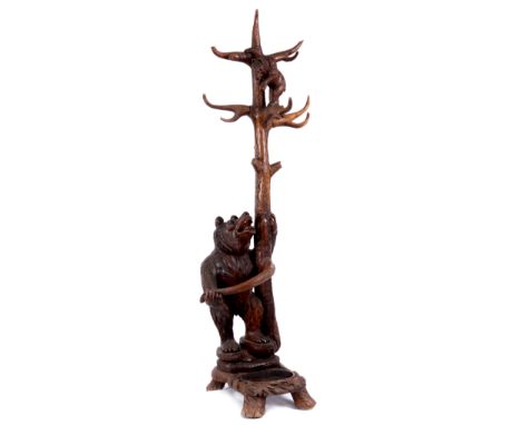 AN EARLY 20TH CENTURY CARVED WALNUT BLACK FOREST BEAR AND CUB HALL STAND depicting a carved standing bear and a climbing cub;