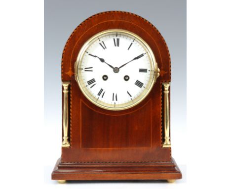 AN EARLY 20th CENTURY FRENCH MAHOGANY CASED MANTEL CLOCK the arch top case with chequered strung inlay and brass columns encl