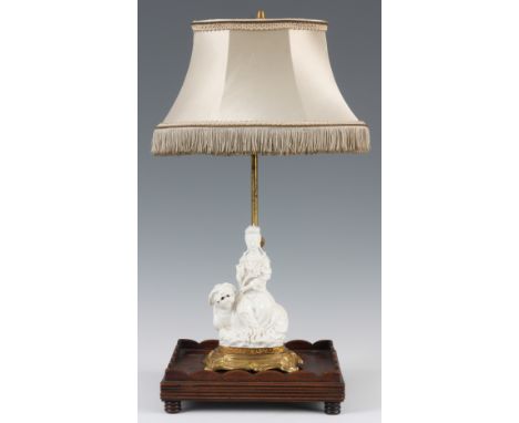 AN EARLY 20TH CENTURY JAPANESE ORMOLU MOUNTED TABLE LAMP MODELLED AS A GEISHA GIRL SAT ON A DOG OF FOO with adjustable height