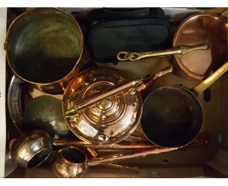 Box containing mixed copper wares to include a brass mounted and copper kettle, lidded pan with bronzed handle, copper ladle,