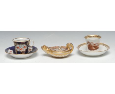 A Chamberlain type inkwell, in the shape of an ancient oil lamp, painted with geometric shapes, in salmon and gilt, 12.5cm wi