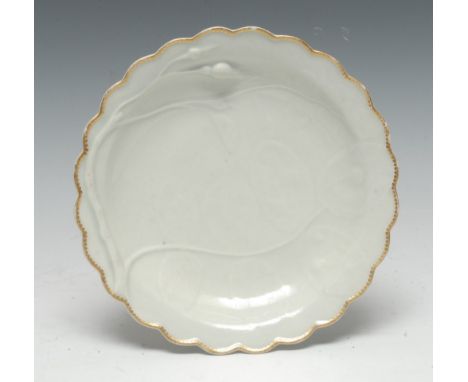 An early Worcester Blind Earl type plate, with raised moulding, dentil rim, 19cm diam, c.1760 Jacob Isaac Ashley Collection C