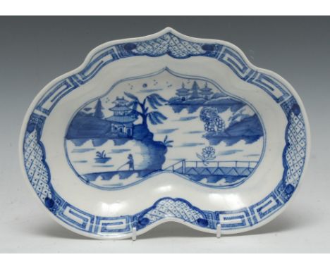 A Caughley Weir pattern kidney shaped dish, decorated with pagoda, fence, figure, willow tree and foliage, 27.5cm wide, c.177