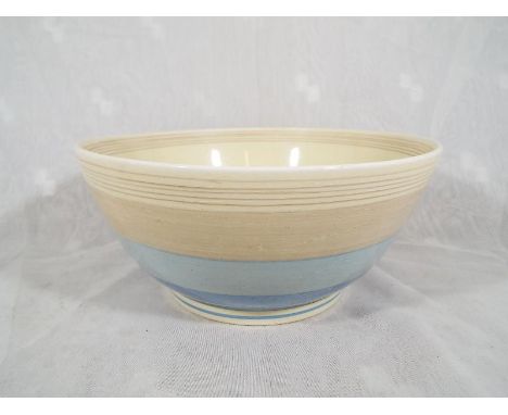 A Clarice Cliff Newport Pottery fruit bowl decorated in the Honeyglaze pattern, 10cm (h) x 22.5cm (diam) Est £50 - £80