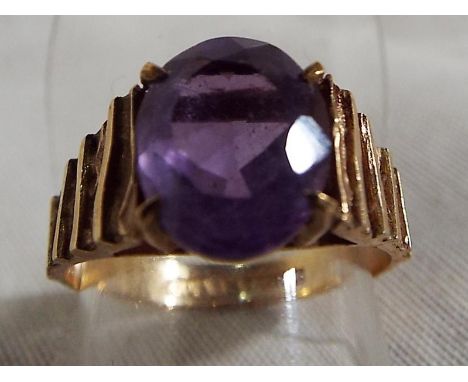 A lady's 9ct yellow gold ring, set with amethyst, size P, approximate weight 3.29 grams - Est £30 - £50