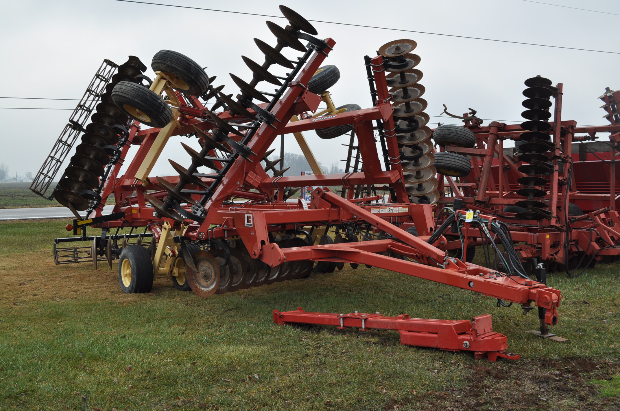 31’ KRAUSE 8200 disc, 9” spacing, rolling basket, walking tandems