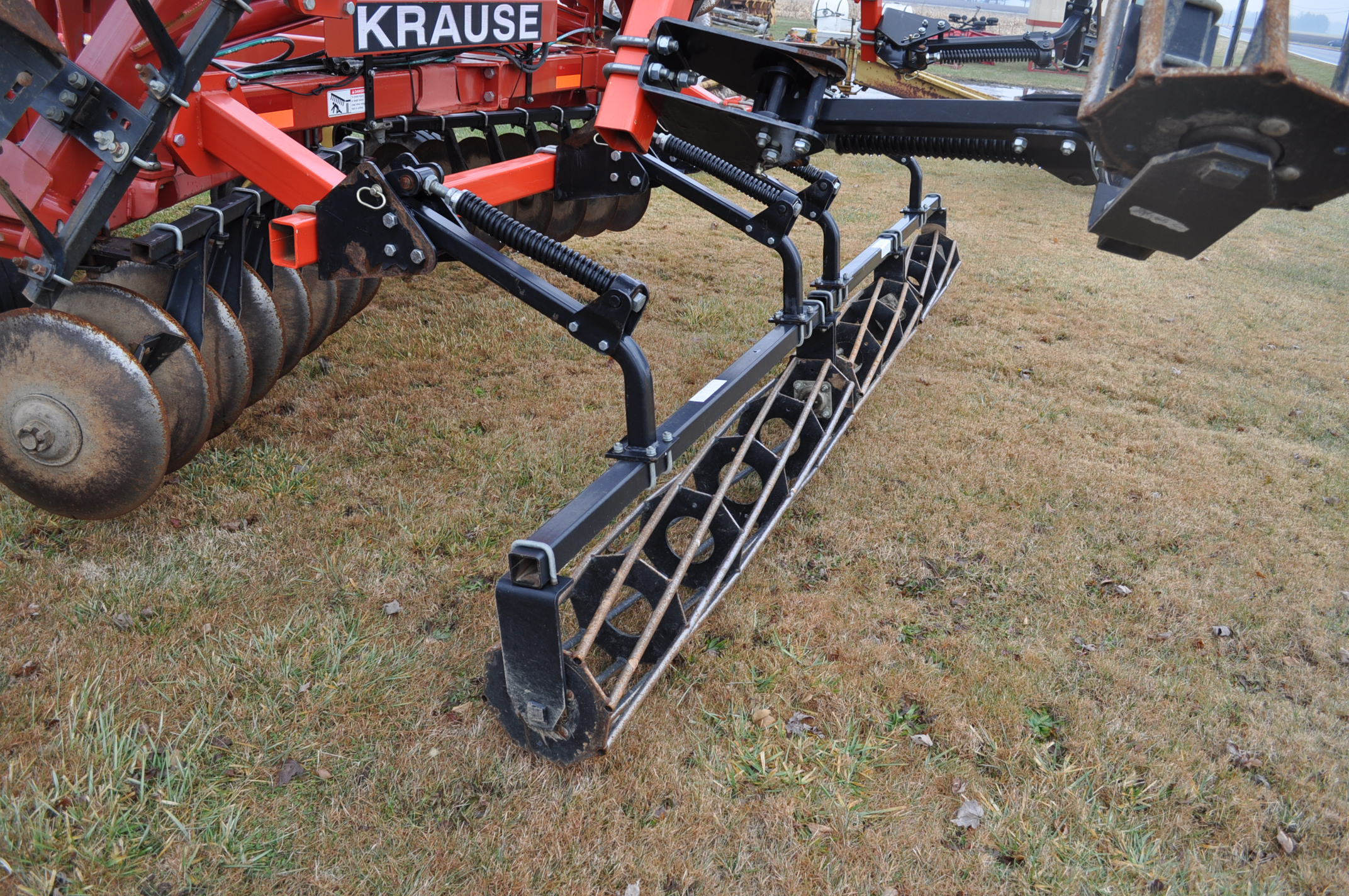 31’ KRAUSE 8200 disc, 9” spacing, rolling basket, walking tandems