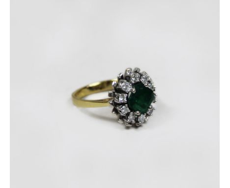 Ring, 585er Gold, 10 Brillanten zusammen ca. 0,3 ct., 1 Smaragd, ca. 1 ct., Ringgröße: 54, Gewicht: ca. 4,8 g. Guter, altersb