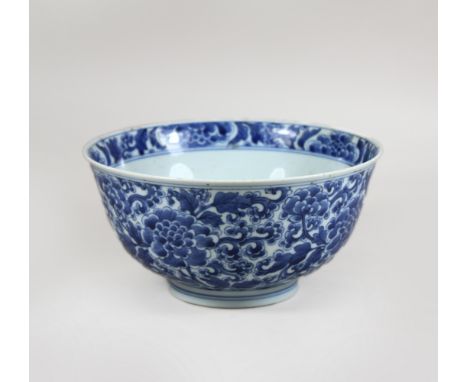 Schale, China, Porzellan, Kangxi Periode, Doppelring Marke, Blumendekor, H.: 10 cm, Dm.: 20 cm. Guter, altersbedingter Zustan