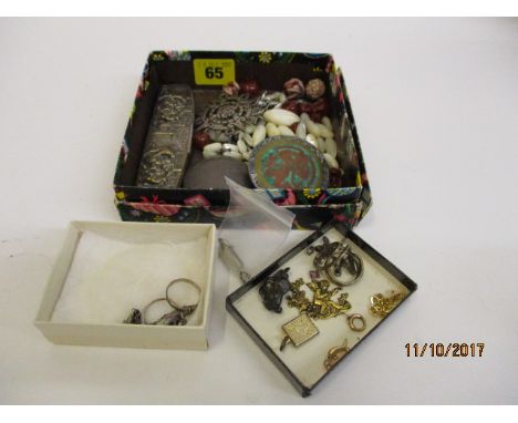 A quantity of costume jewellery to include a circular silver, engine turned, ladies compactum and a silver brooch