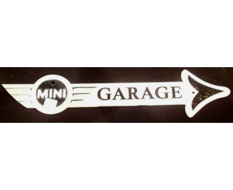 Mini garage modern cast iron wall mounting arrow, L: 50 cm. P&amp;P Group 2 (£18+VAT for the first lot and £3+VAT for subsequ