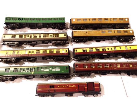 Nine OO scale coaches, teaks, Blood/Custard, Green etc, various makes, mostly in good condition, unboxed. P&amp;P Group 3 (£2