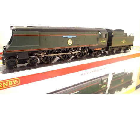 Hornby R2385 West Country Class 34051 Winston Churchill, Green, Late Crest, N.R.M. Collection in very near mint condition, bo