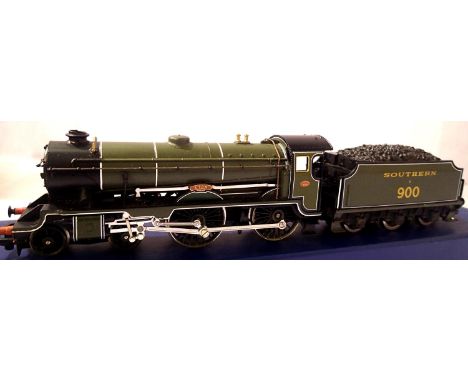Hornby Schools Class, Eton, 900, Southern Green, in fair to good condition, marks on tender side, unboxed. P&amp;P Group 1 (£