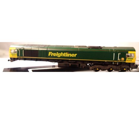Graham Farish 371-390 N gauge, Class 66 Freightliner Livery, 66952, in very good to excellent condition, light weathering, mi