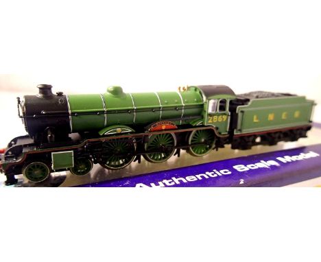Dapol ND 0790, Class B17, Barnsley, 2869, LNER Green, in excellent condition, box with wear. P&amp;P Group 1 (£14+VAT for the