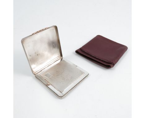 A lady's silver compact, of square form, with engine turning, gilt floral clasp, Birmingham 1947, weight 5oz