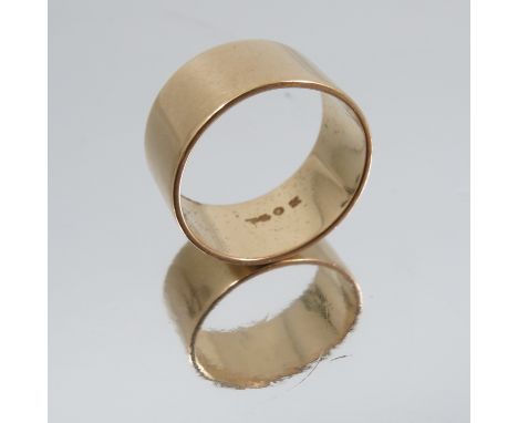 A plain wedding ring, stamped '18ct', 8.3g gross