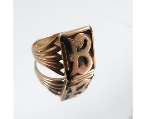 An initial B set onyx signet ring, stamped '9ct', finger size S1/2, 4.7g gross