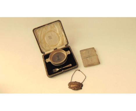A cased silver hors d'oeuvres set, Stokes & Ireland Ltd, Chester, 1915, comprising: a glass lined dish and a fork; a silver d