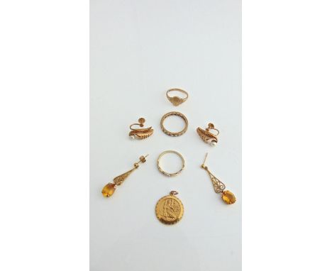 A miscellaneous collection of 9ct gold jewellery, comprising: a single-cut diamond ring, a signet ring, a paste eternity ring