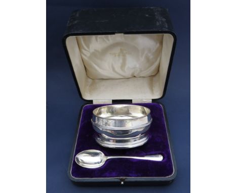 A silver Walker & Hall bowl with bands, Sheffield 1923 and silver spoon 1922, cased, 194g