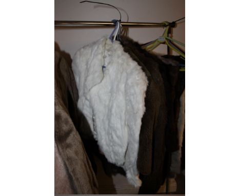 FIVE ASSORTED 1940S ERA VINTAGE FUR CAPES
