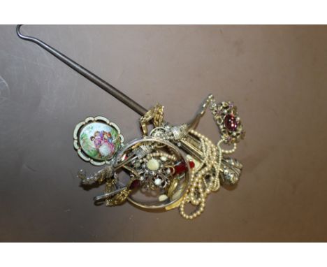 A BAG OF ASSORTED COSTUME JEWELLERY TO INCLUDE SILVER BUTTON HOOK