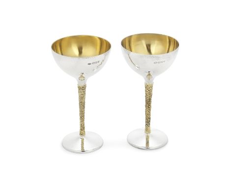 STUART DEVLIN: two silver and silver-gilt coupes/flutesLondon 1973The shallow bowls with spot hammered surface, gilt interior