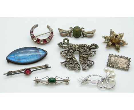 A quantity of silver brooches including marcasite set, Victorian, ceramic scarab beetle, pearl set, filigree, butterfly wing 