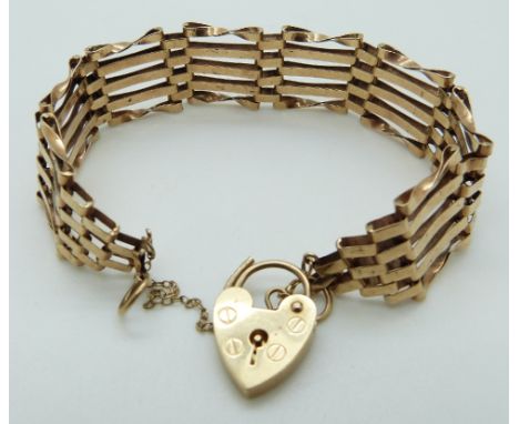 A 9ct gold gate bracelet, 11.1g