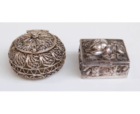 White metal filigree trinket pot stamped 925, together with a further white metal trinket box embossed with flowers, weight 2