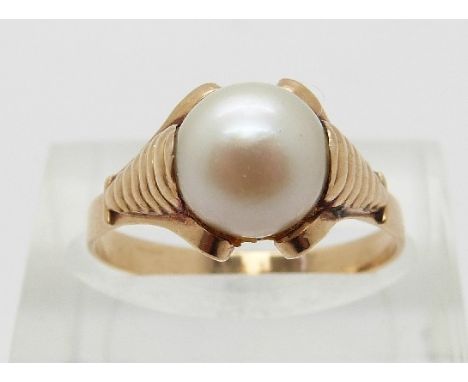 A 9ct gold ring set with a pearl, size M 