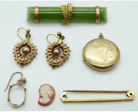 A 9ct gold brooch (1.3g), nephrite jade brooch with 9ct gold fittings, a 9ct gold back and front locket and a pair of Victori