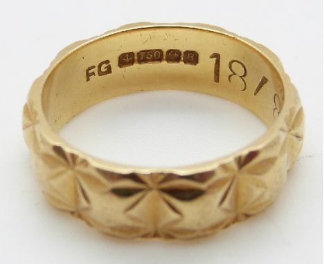 An 18ct gold ring/ wedding band with ridged design, size K, 5.72g 