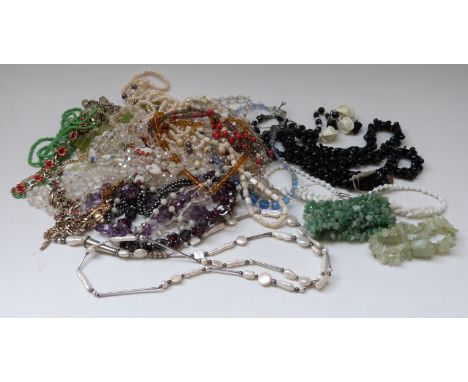 A quantity of necklaces to include amethyst, quartz, 1950s, Art Deco, pearl, etc 