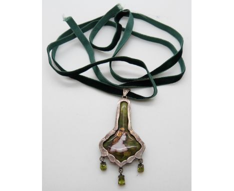 A white metal pendant in Art Nouveau style with female portrait after Rossetti 