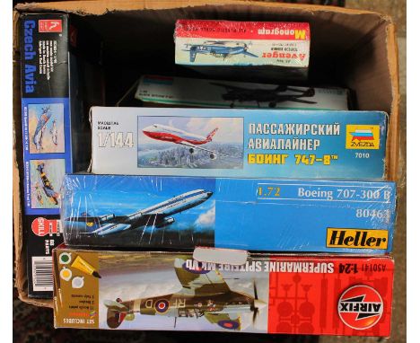 One box of 7 plastic aircraft kits to include a 1/24 scale Airfix Supermarine Spitfire Mk5 B, a Heller 1/72 scale Boeing 707-