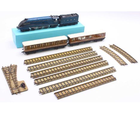 1938-39 Hornby Dublo prewar clockwork DL1 streamlined loco and tender, "Sir Nigel Gresley", in LNER blue, 4498, with both top