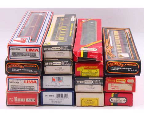 One tray containing various 00 gauge coaches, to include a Bachmann BRMK2 blue/grey coach, three Wrenn Pullmans, early Hornby